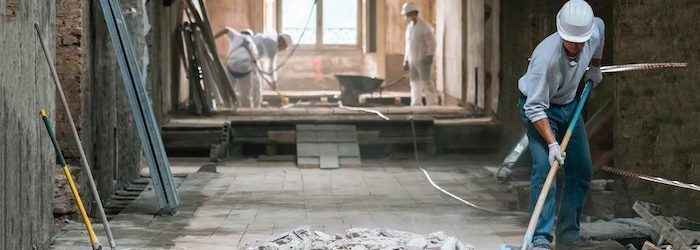 Arbeiter mit Schaufel bei einer Demontage